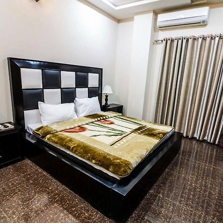 Midway Hotel & Restaurant Sadiqabad Dış mekan fotoğraf