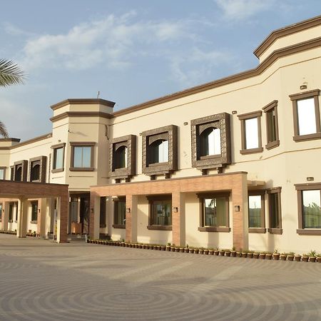 Midway Hotel & Restaurant Sadiqabad Dış mekan fotoğraf