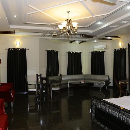 Midway Hotel & Restaurant Sadiqabad Dış mekan fotoğraf