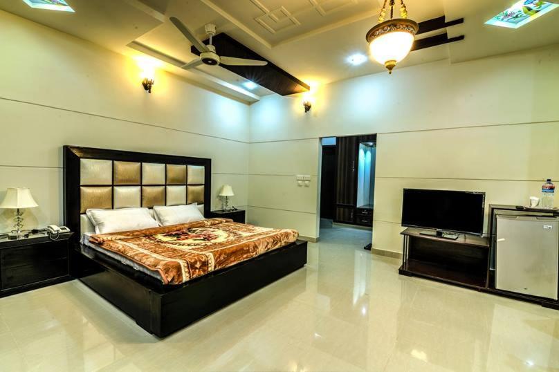 Midway Hotel & Restaurant Sadiqabad Dış mekan fotoğraf
