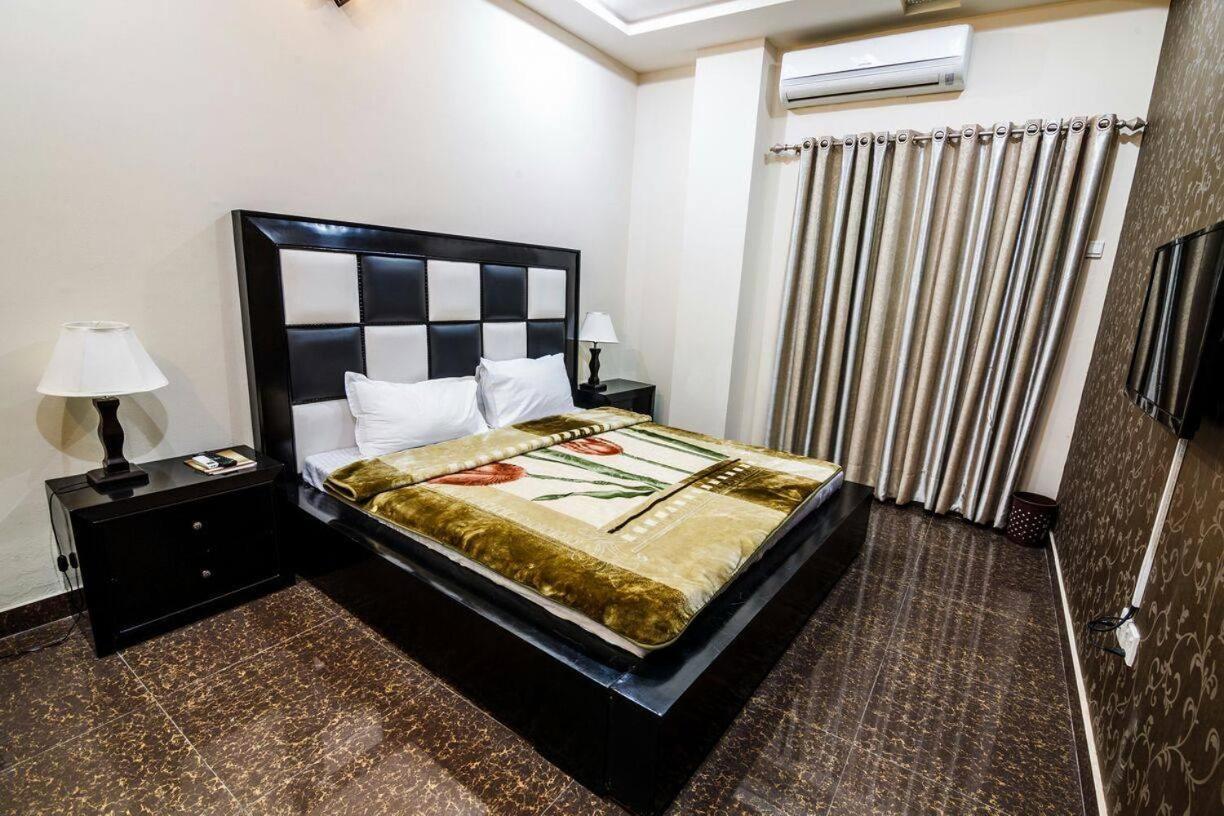 Midway Hotel & Restaurant Sadiqabad Dış mekan fotoğraf