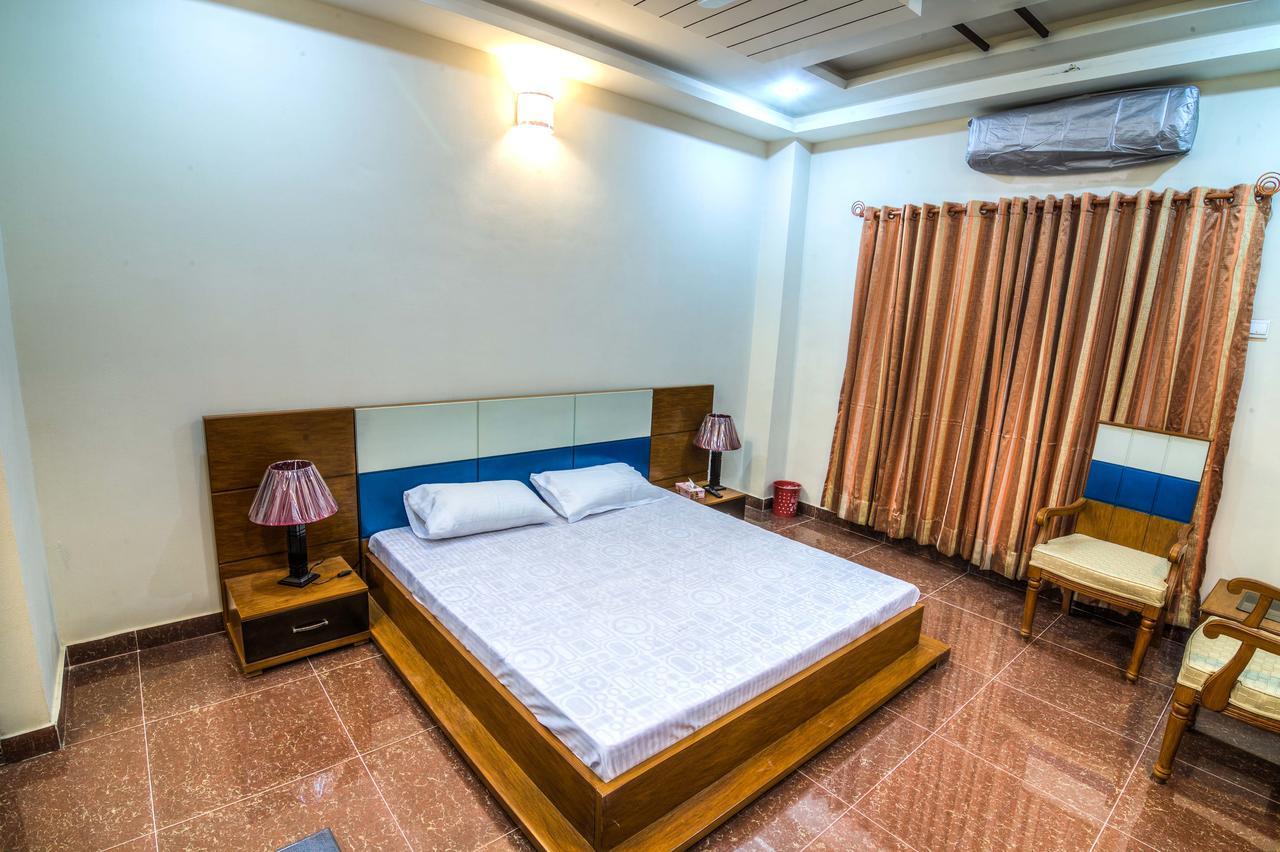 Midway Hotel & Restaurant Sadiqabad Dış mekan fotoğraf