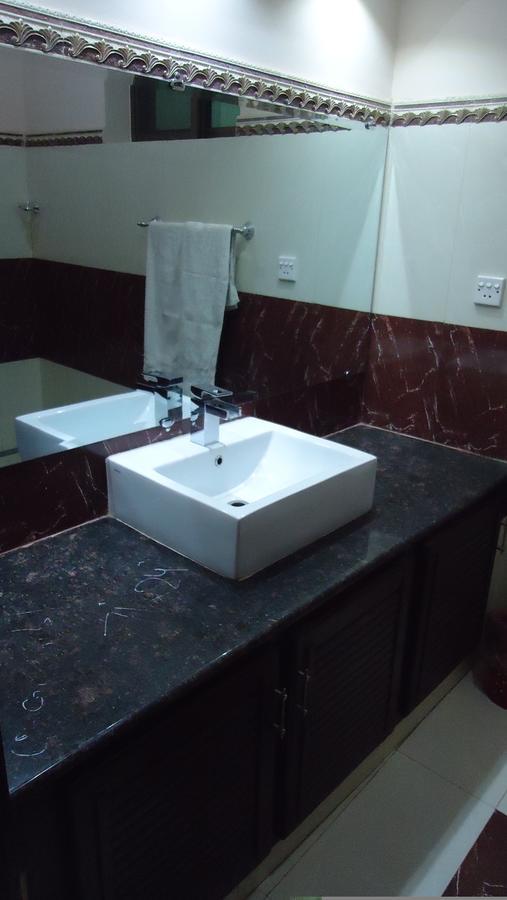 Midway Hotel & Restaurant Sadiqabad Dış mekan fotoğraf