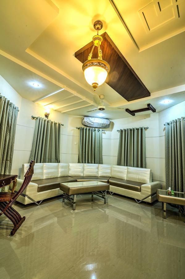 Midway Hotel & Restaurant Sadiqabad Dış mekan fotoğraf