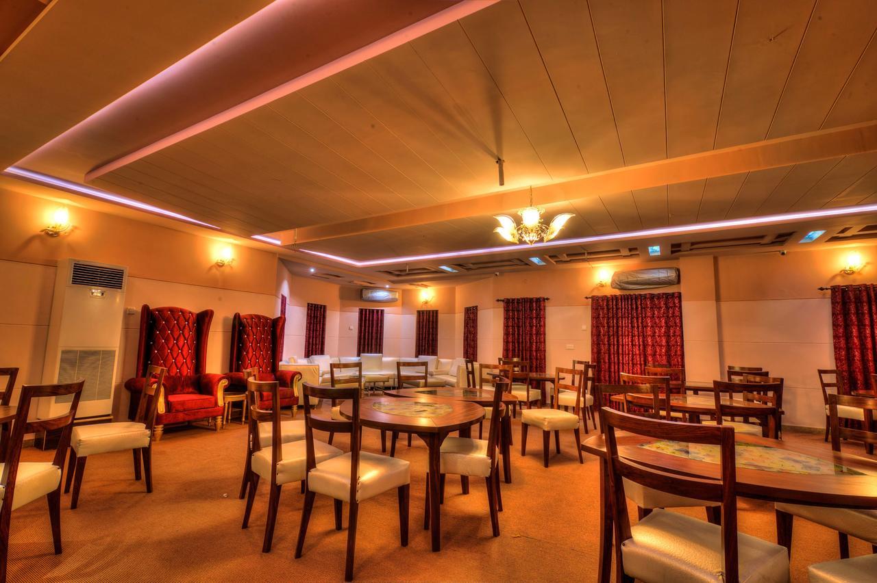 Midway Hotel & Restaurant Sadiqabad Dış mekan fotoğraf