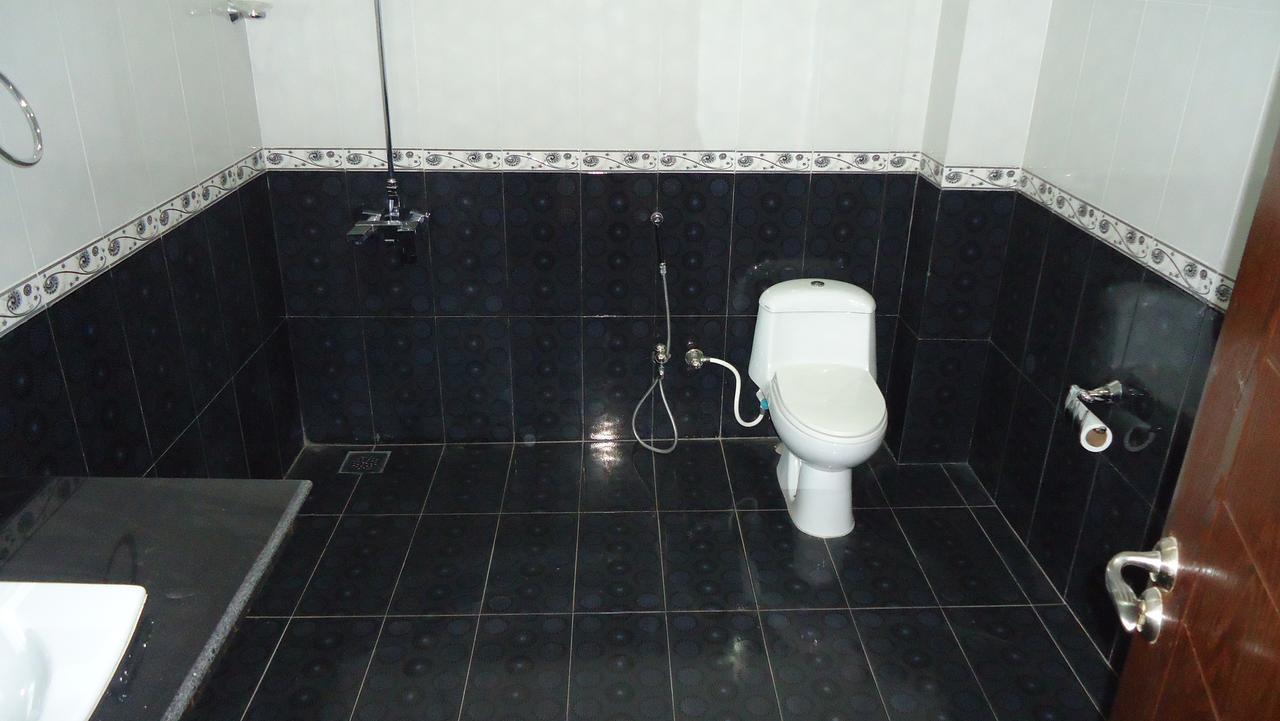Midway Hotel & Restaurant Sadiqabad Dış mekan fotoğraf