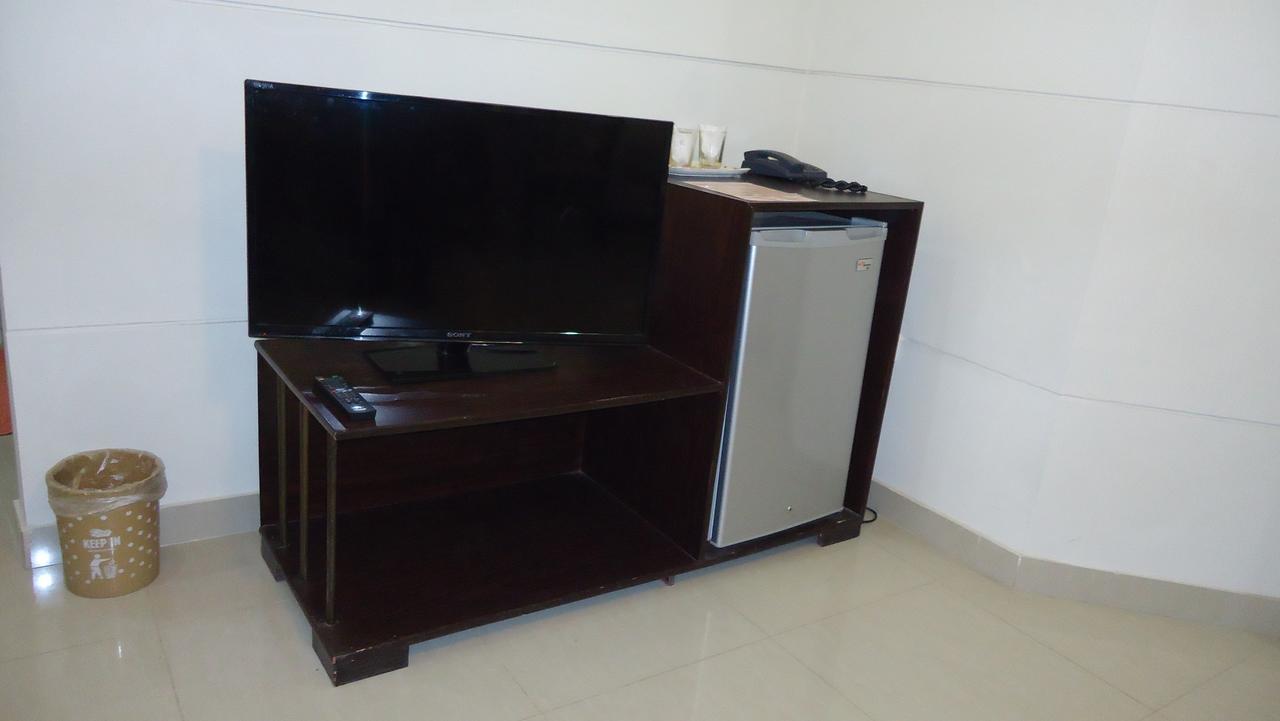 Midway Hotel & Restaurant Sadiqabad Dış mekan fotoğraf