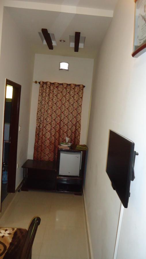 Midway Hotel & Restaurant Sadiqabad Dış mekan fotoğraf