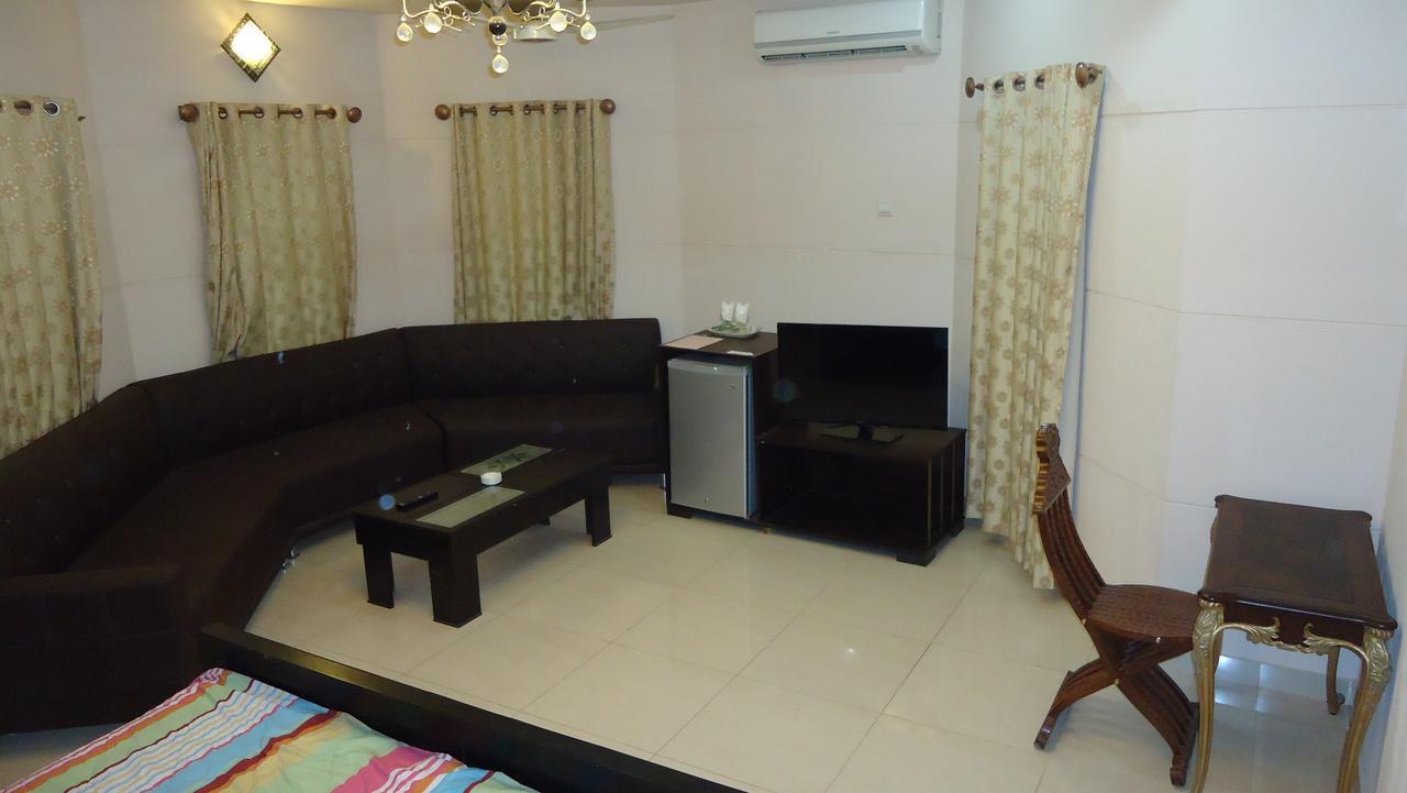 Midway Hotel & Restaurant Sadiqabad Dış mekan fotoğraf