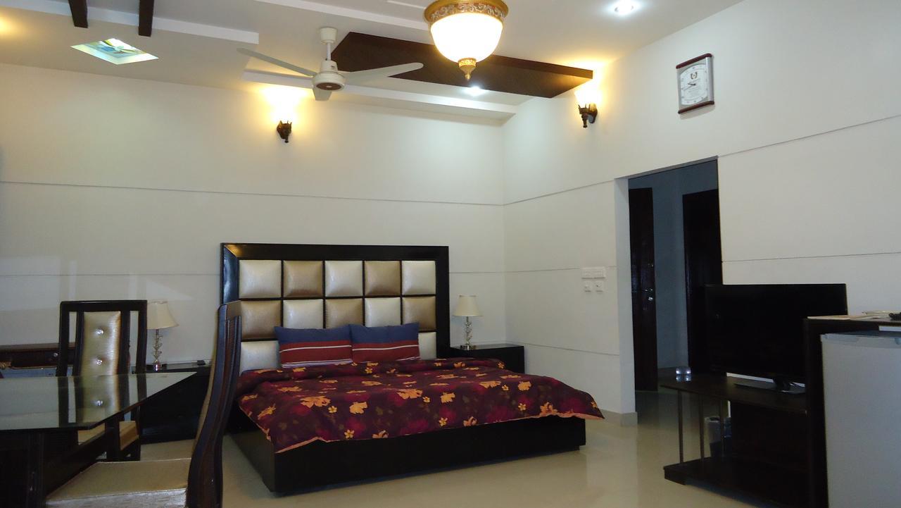 Midway Hotel & Restaurant Sadiqabad Dış mekan fotoğraf