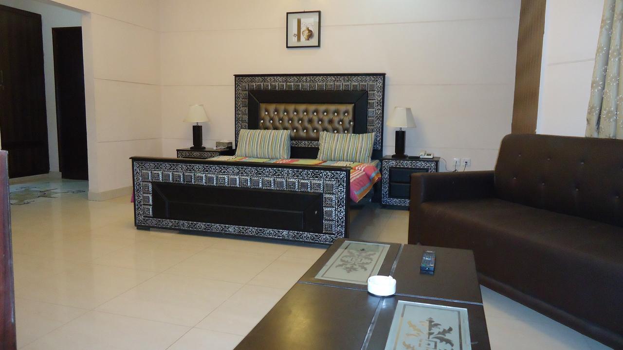 Midway Hotel & Restaurant Sadiqabad Dış mekan fotoğraf
