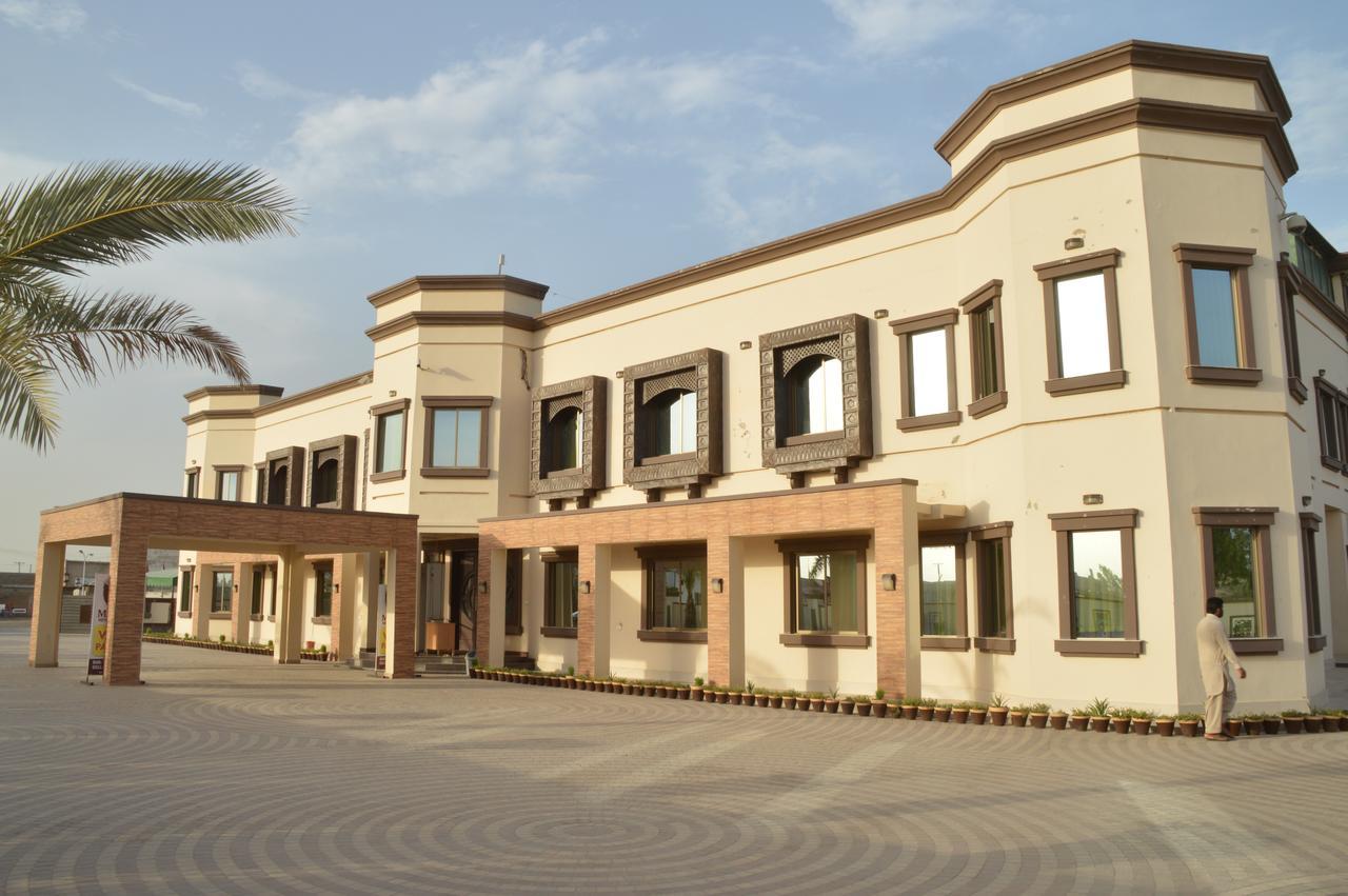 Midway Hotel & Restaurant Sadiqabad Dış mekan fotoğraf