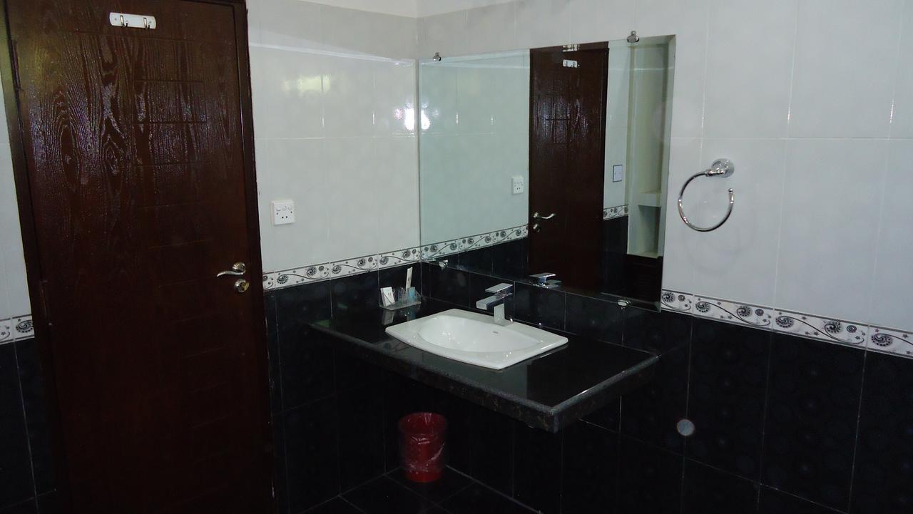 Midway Hotel & Restaurant Sadiqabad Dış mekan fotoğraf