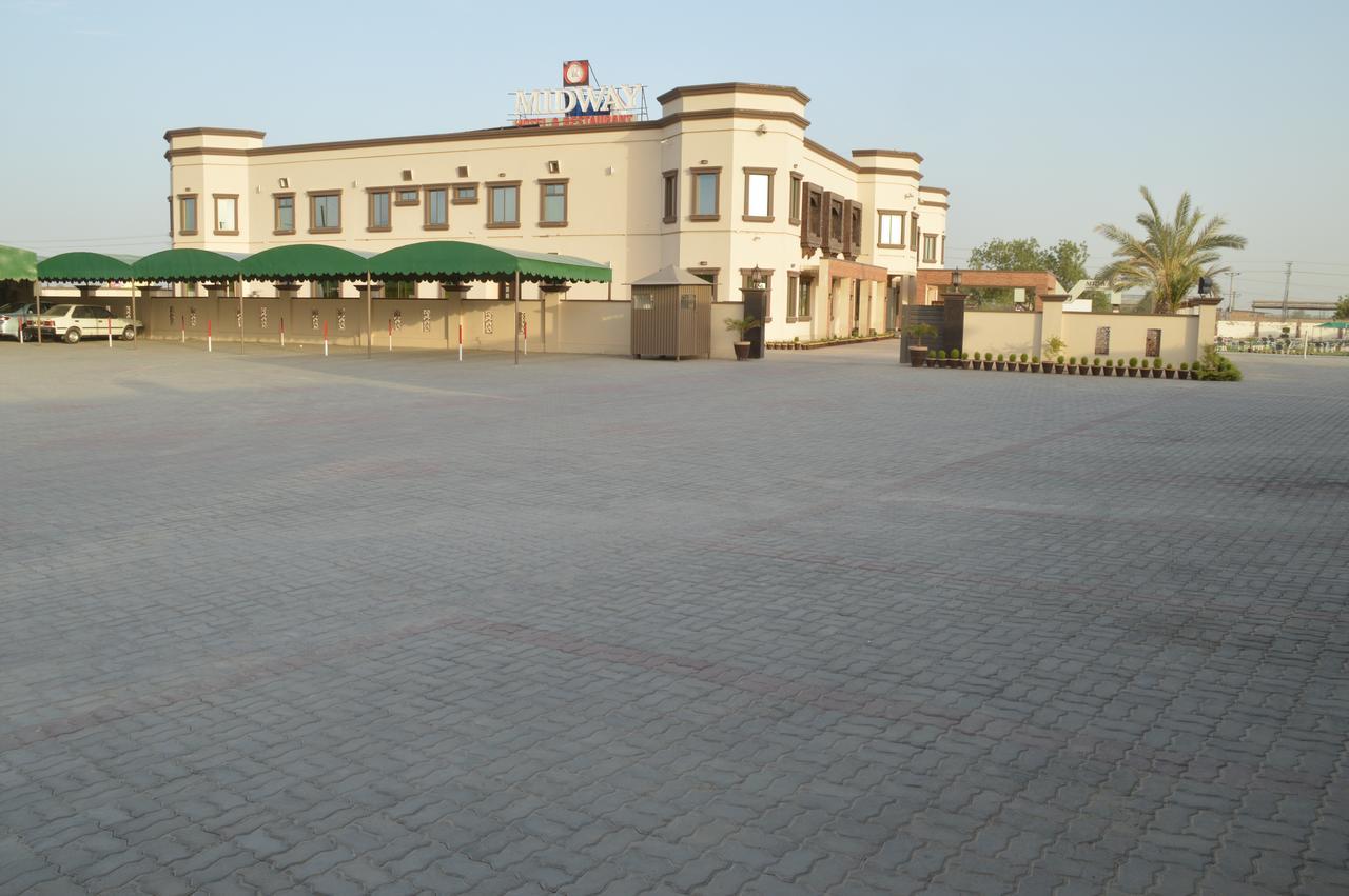 Midway Hotel & Restaurant Sadiqabad Dış mekan fotoğraf