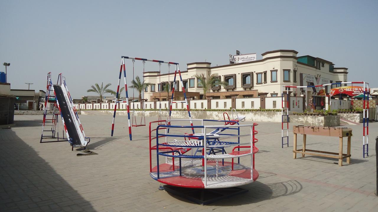 Midway Hotel & Restaurant Sadiqabad Dış mekan fotoğraf