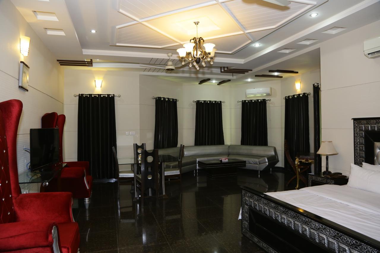 Midway Hotel & Restaurant Sadiqabad Dış mekan fotoğraf