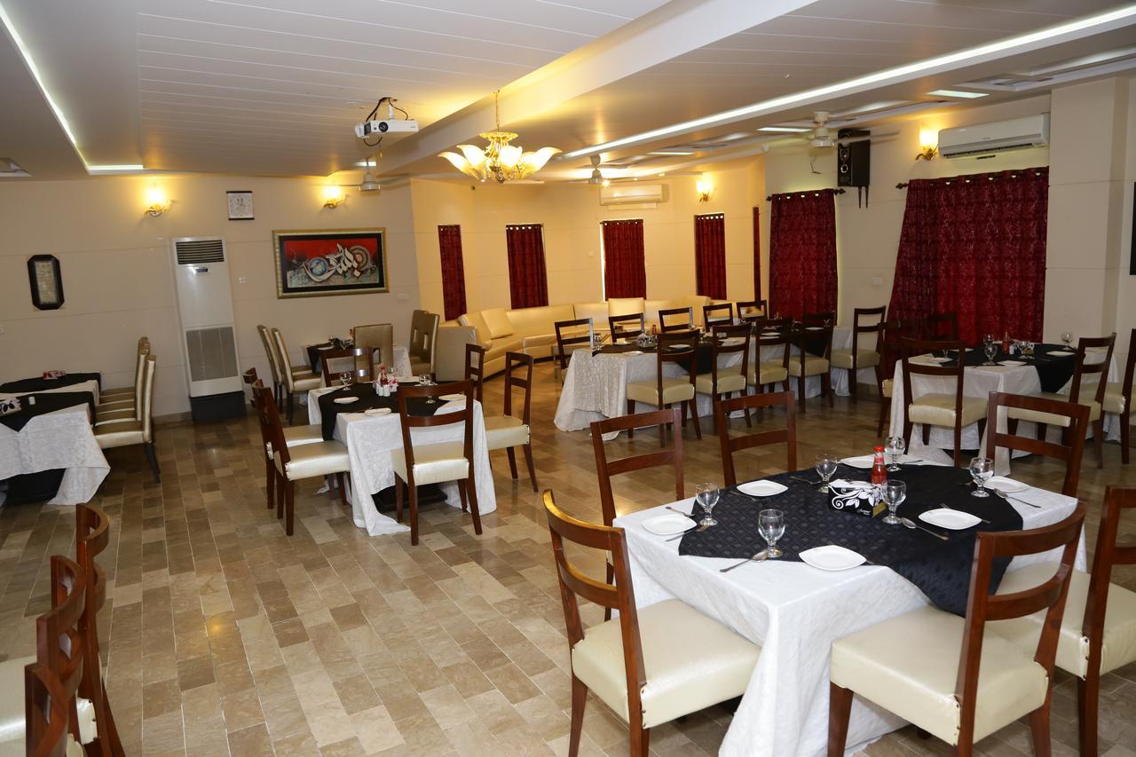 Midway Hotel & Restaurant Sadiqabad Dış mekan fotoğraf