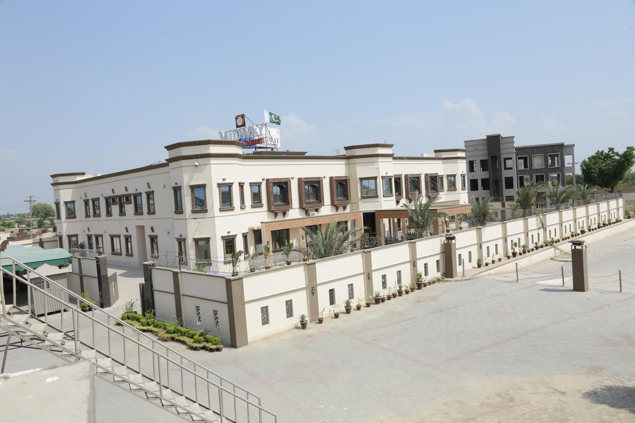 Midway Hotel & Restaurant Sadiqabad Dış mekan fotoğraf