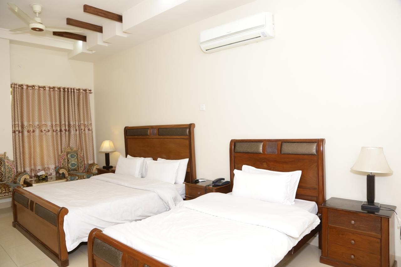 Midway Hotel & Restaurant Sadiqabad Dış mekan fotoğraf
