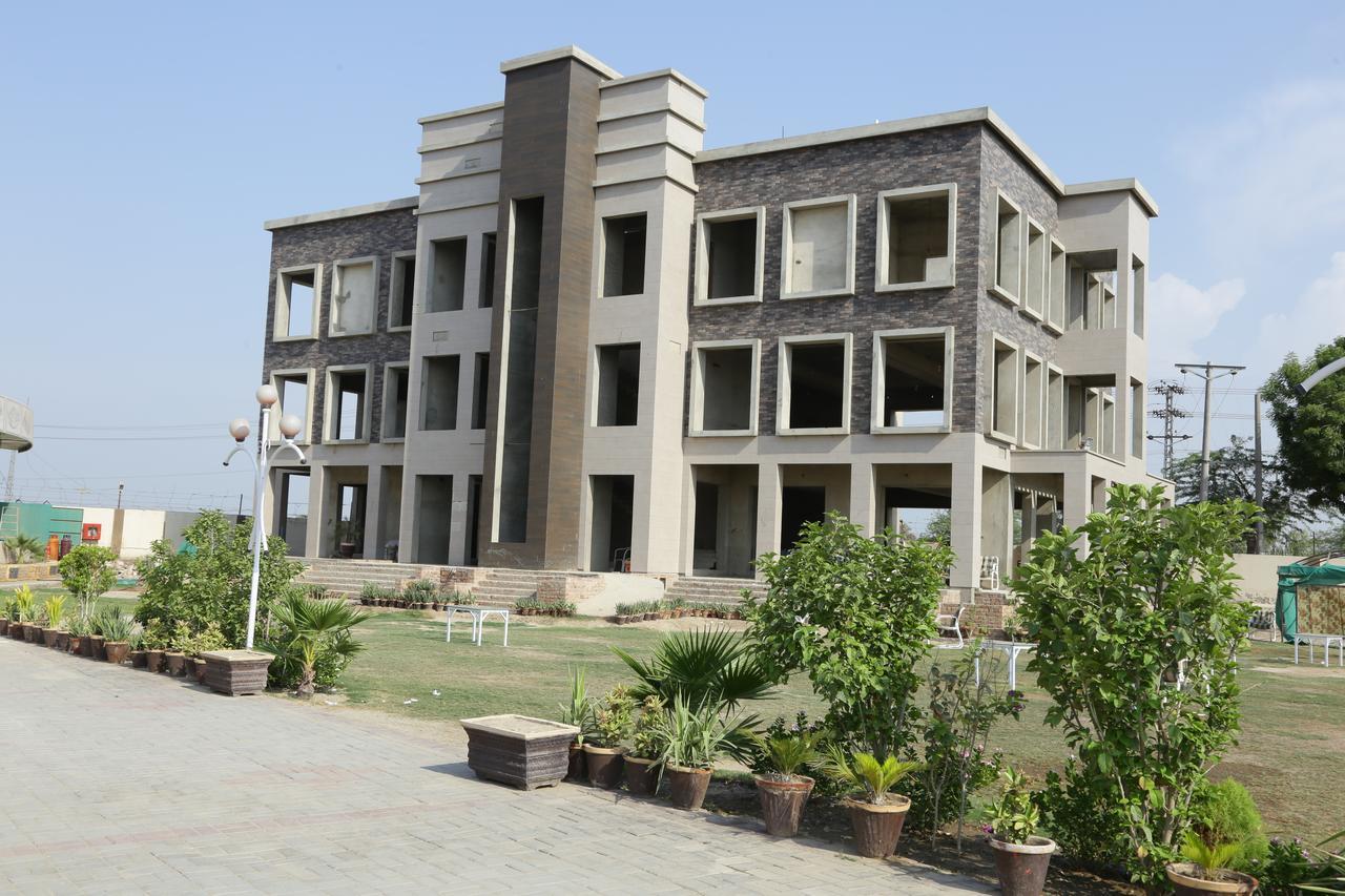 Midway Hotel & Restaurant Sadiqabad Dış mekan fotoğraf