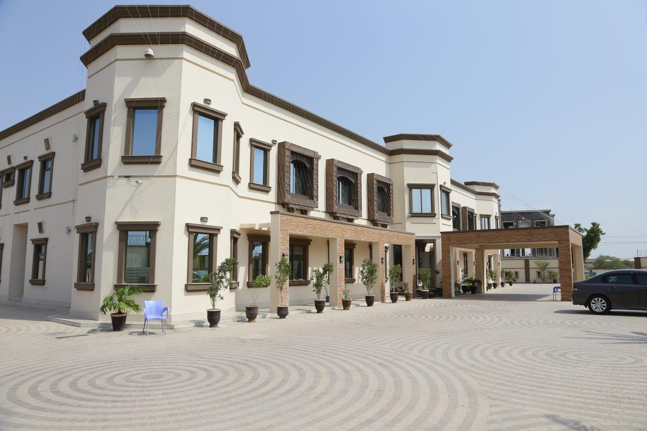 Midway Hotel & Restaurant Sadiqabad Dış mekan fotoğraf