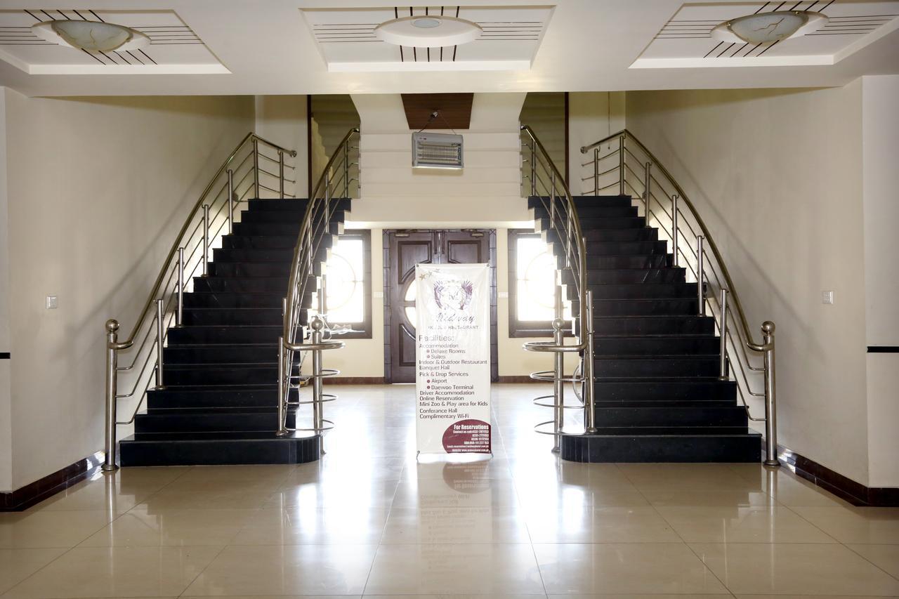 Midway Hotel & Restaurant Sadiqabad Dış mekan fotoğraf