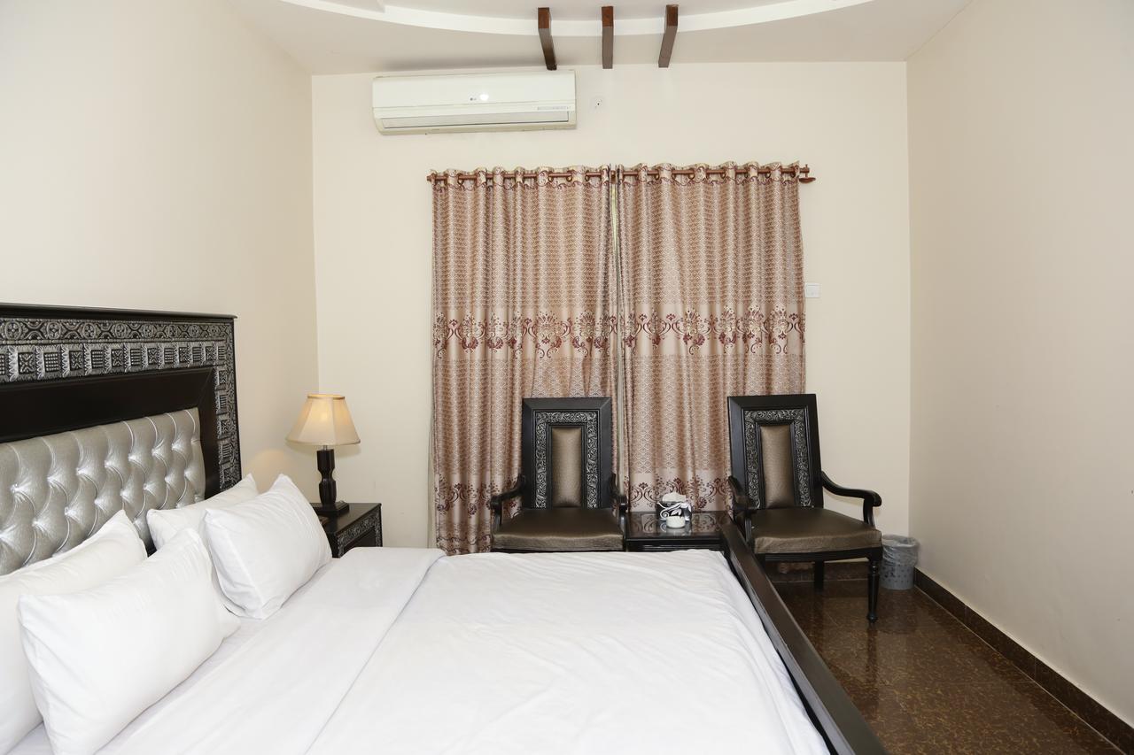 Midway Hotel & Restaurant Sadiqabad Dış mekan fotoğraf
