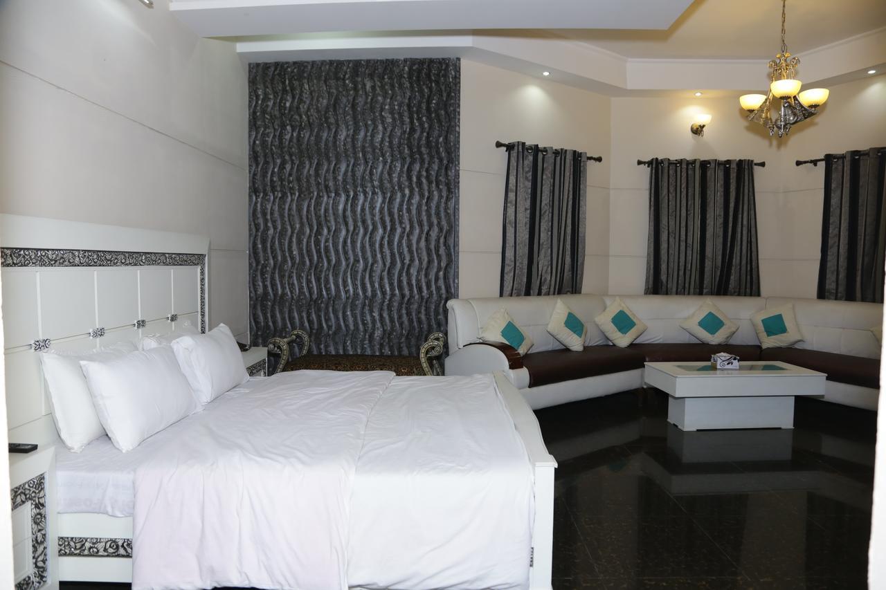 Midway Hotel & Restaurant Sadiqabad Dış mekan fotoğraf