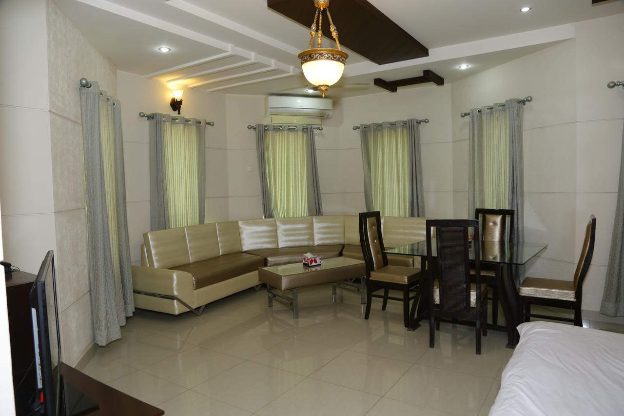 Midway Hotel & Restaurant Sadiqabad Dış mekan fotoğraf