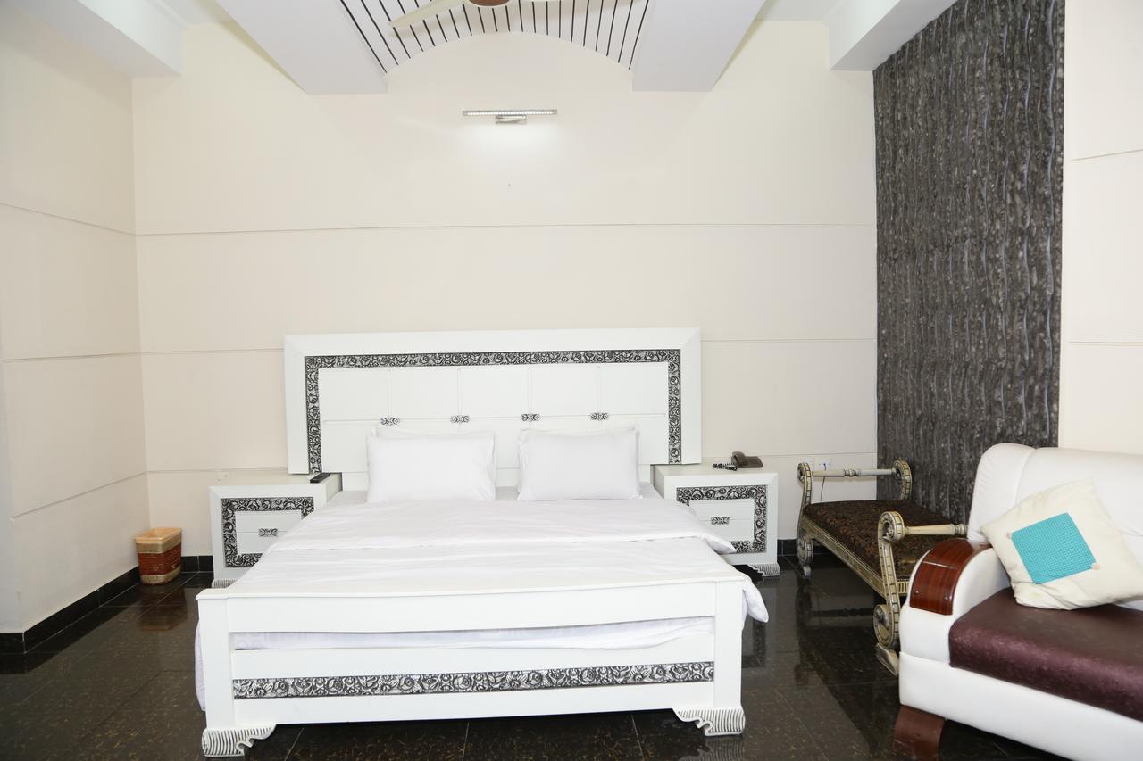 Midway Hotel & Restaurant Sadiqabad Dış mekan fotoğraf