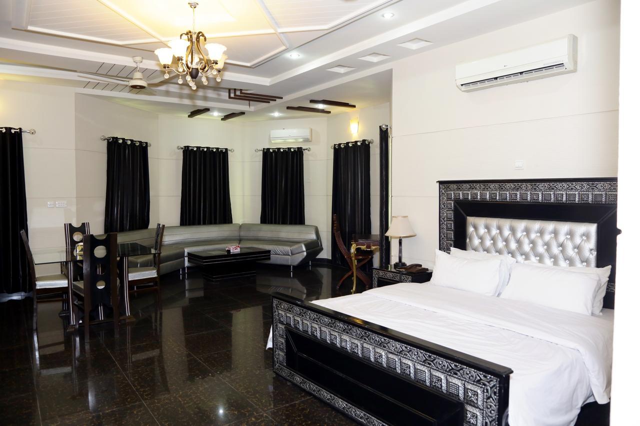 Midway Hotel & Restaurant Sadiqabad Dış mekan fotoğraf